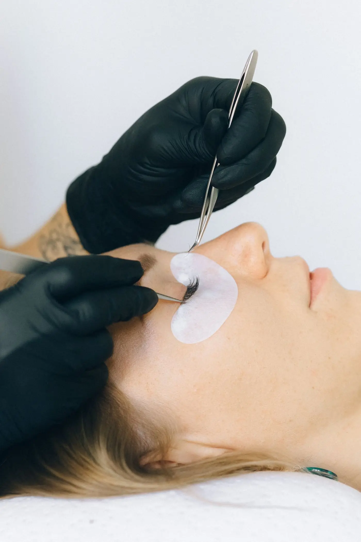 Estetista esegue la laminazione delle ciglia a una cliente