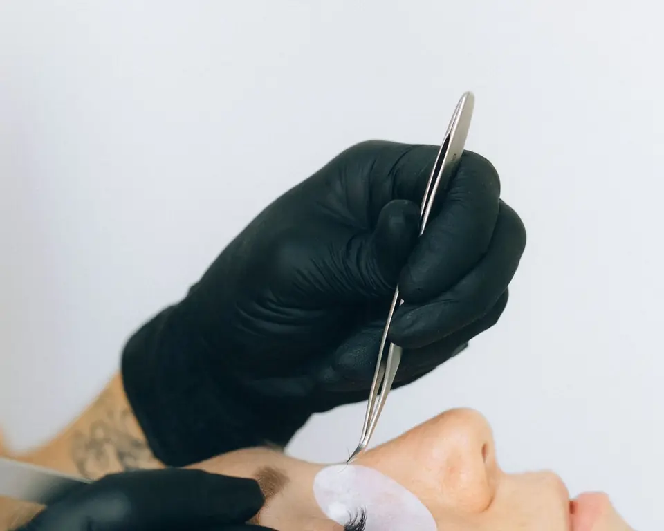 Estetista esegue la laminazione delle ciglia a una cliente