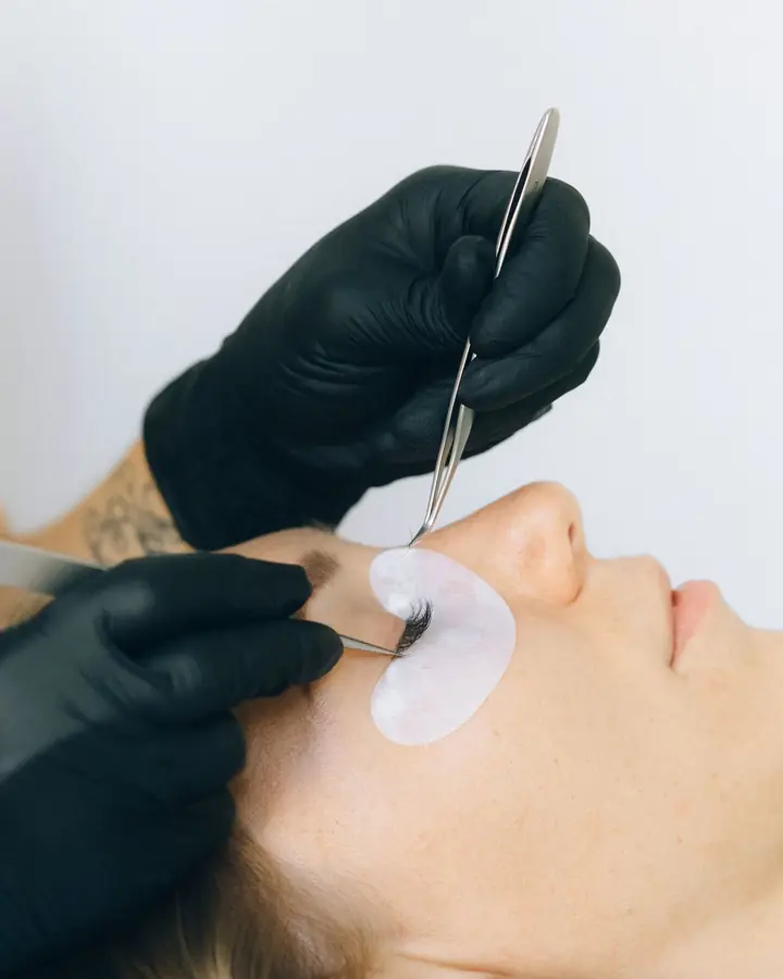 Estetista esegue la laminazione delle ciglia a una cliente