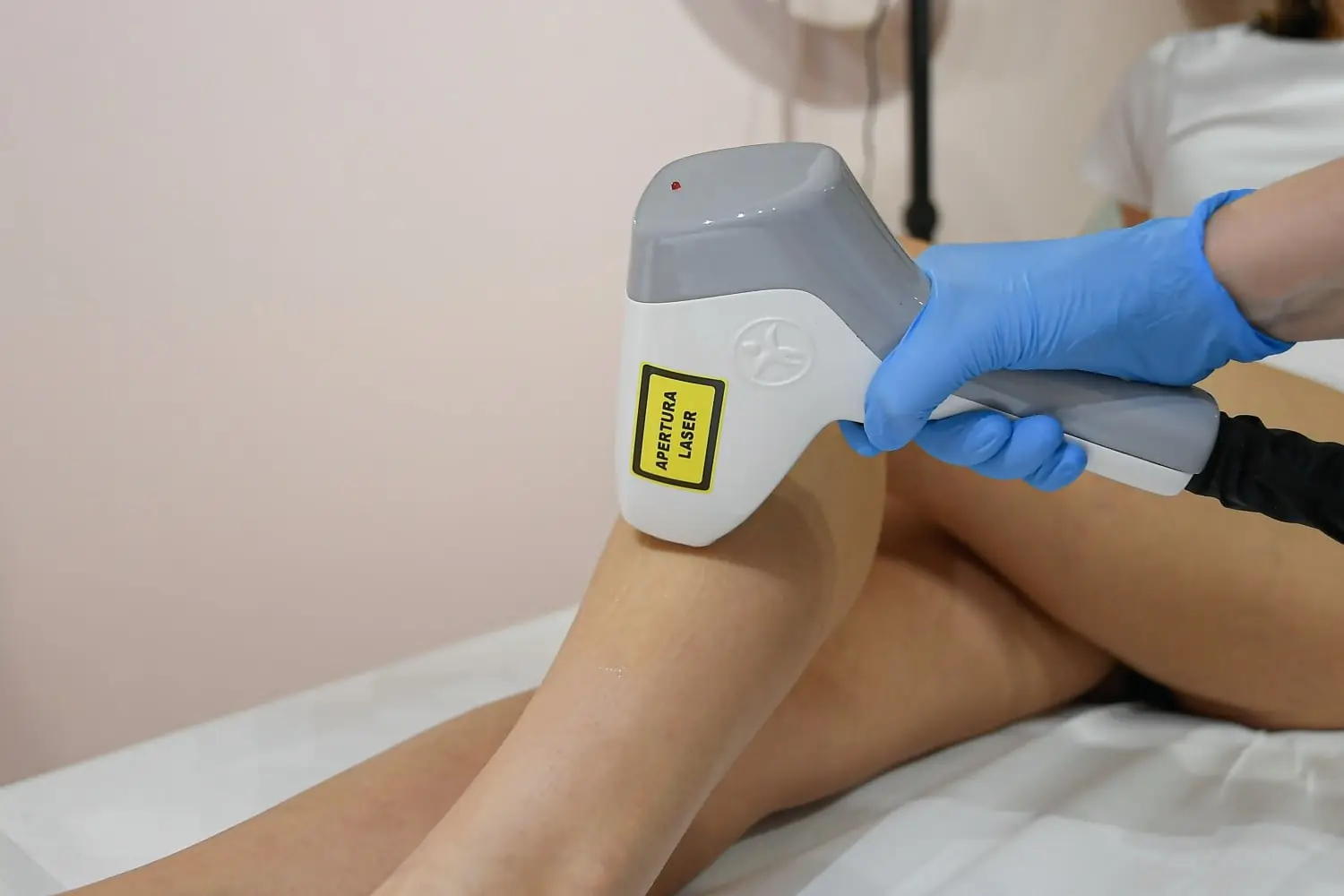 Seduta di epilazione laser alle gambe