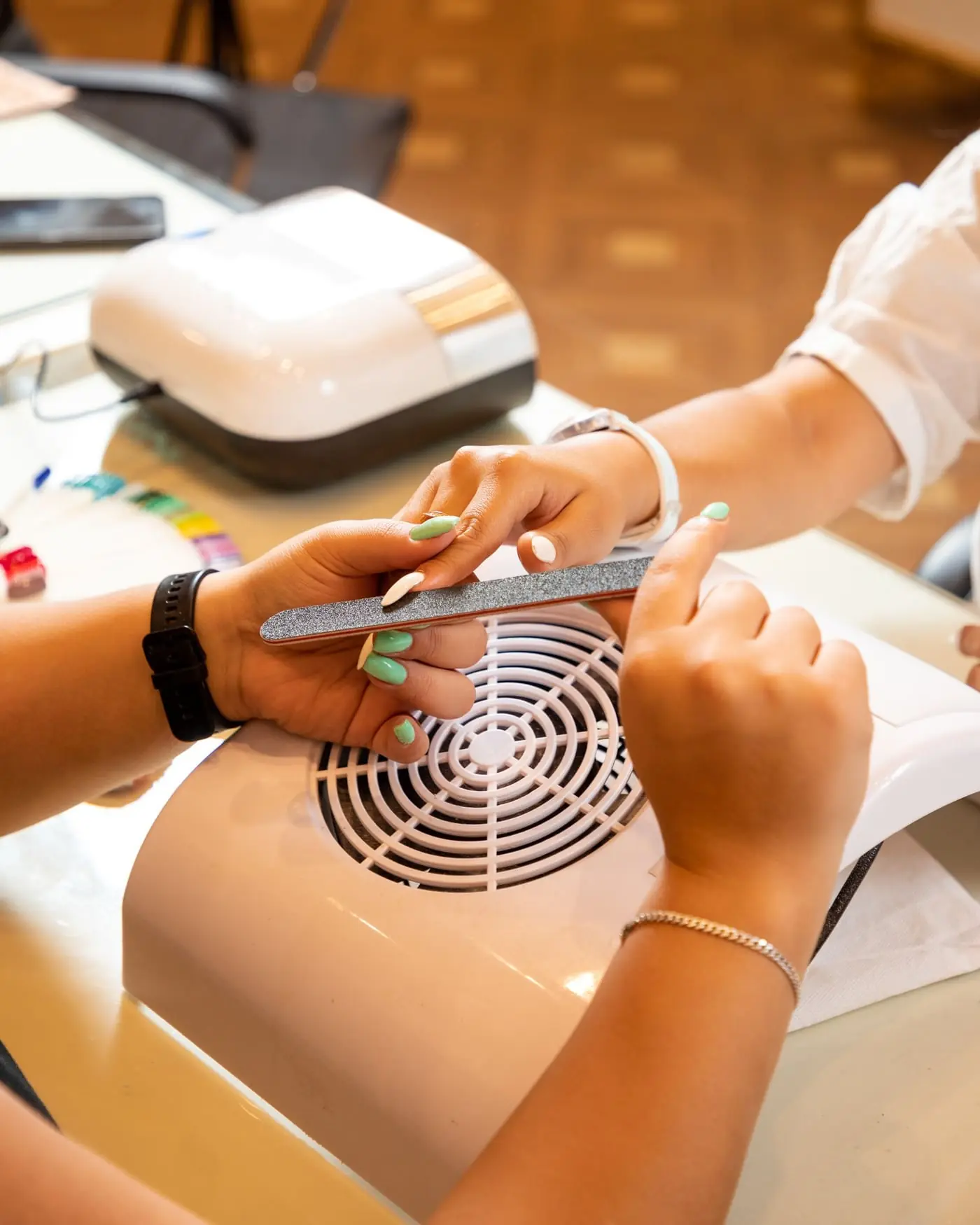 Manicure in cabina con lima per unghie