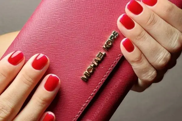 Unghie con smalto rosso lucido