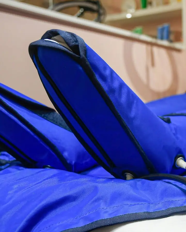 Gambali per pressoterapia nella cabina del centro Vanestetica