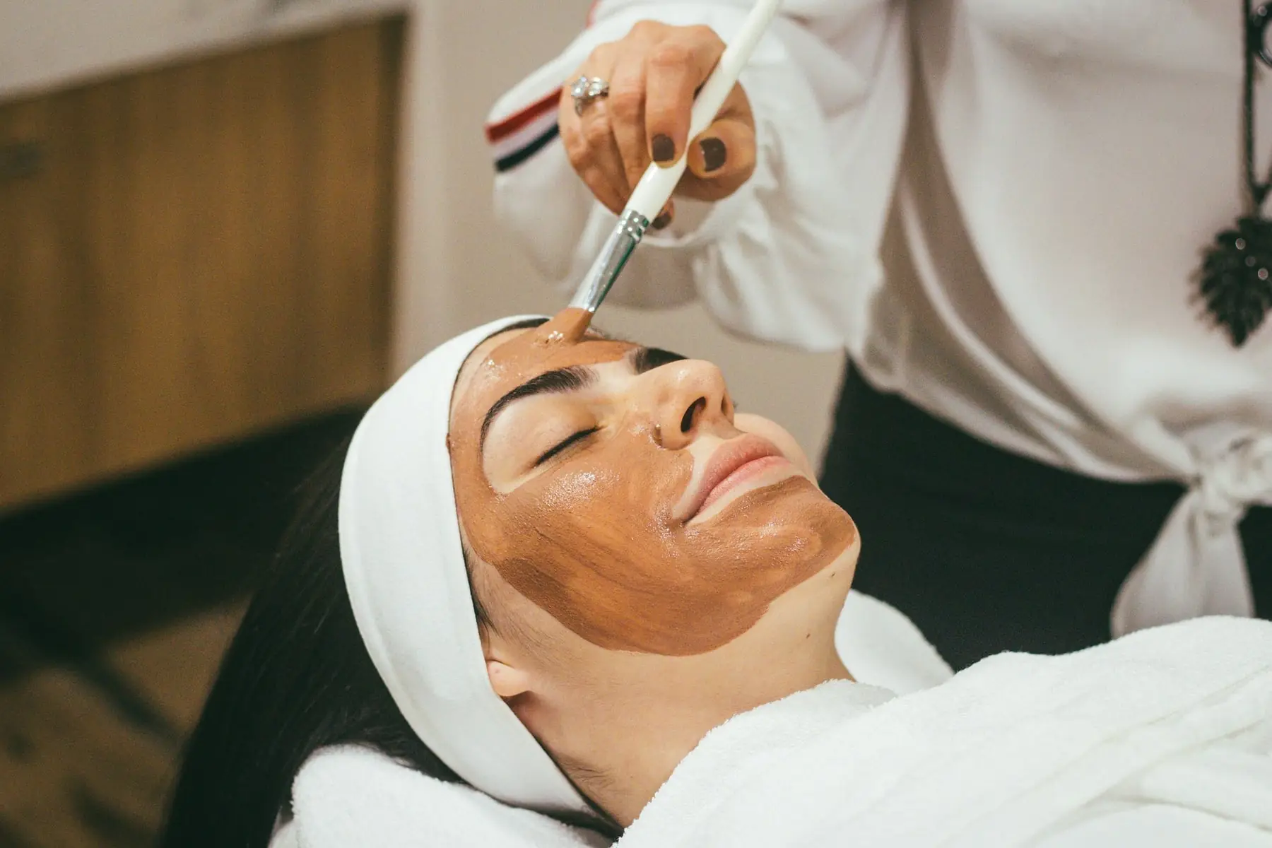 Maschera viso applicata durante la pulizia