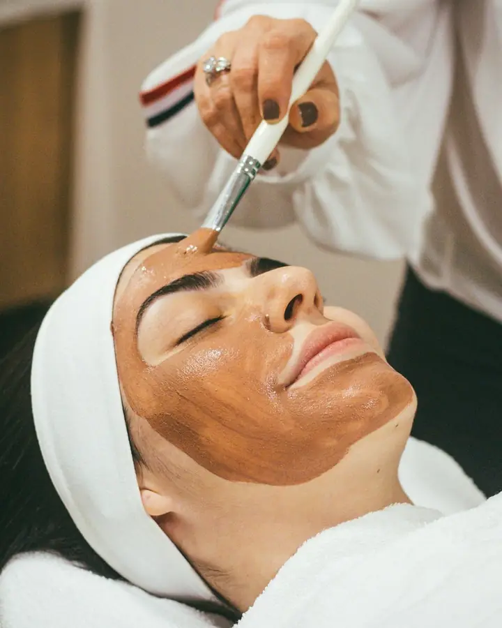 Maschera viso applicata con il pennello