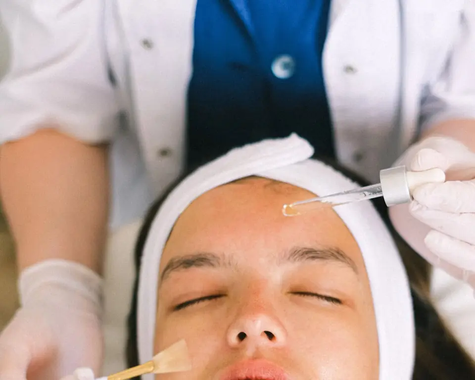 Estetista applica una maschera durante un trattamento viso