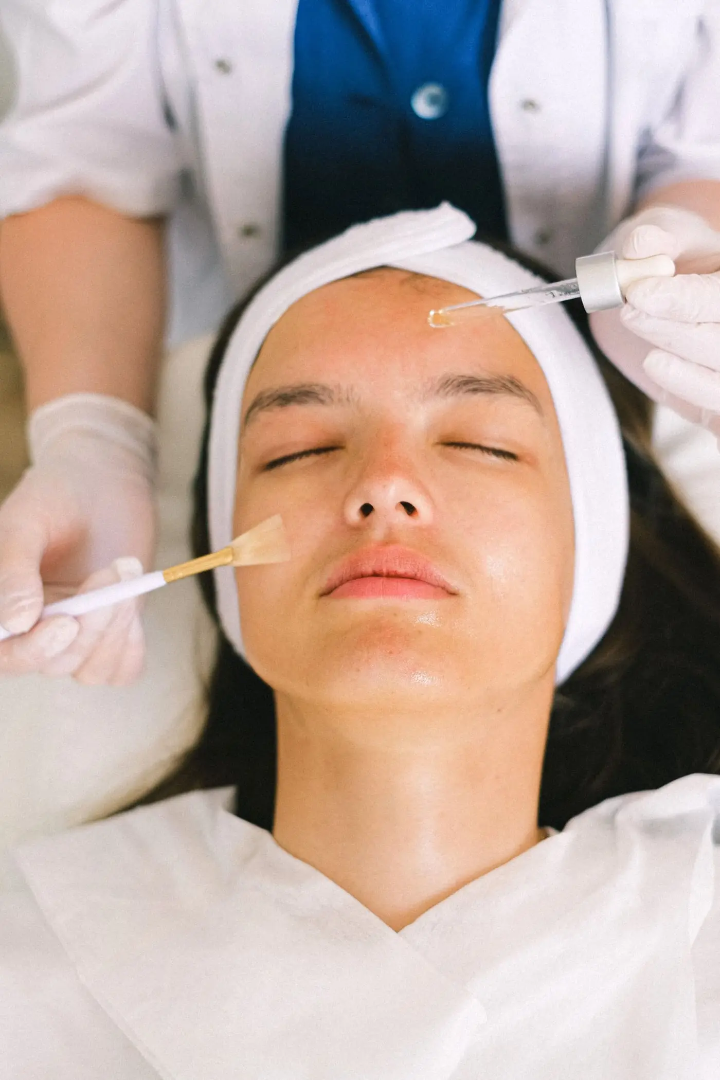 Trattamento viso in cabina: applicazione della maschera con il pennello